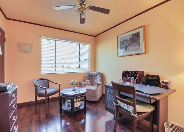 Artfully Decorated Pets Welcome! Cottonwood